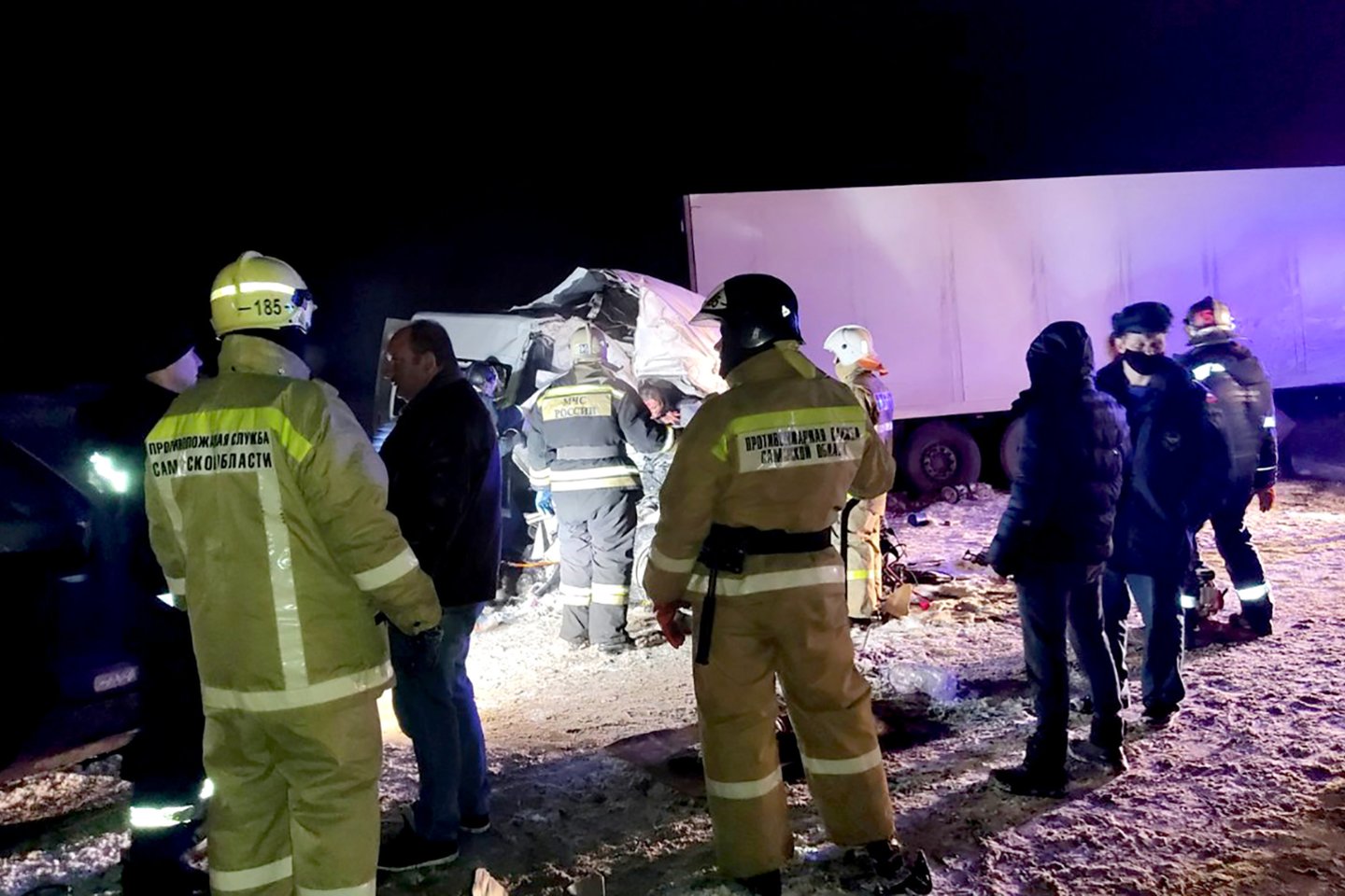 Vidurio Rusijoje mikroautobusui penktadienį susidūrus su vilkiku žuvo 12 žmonių ir dar 13 buvo sužeisti, šeštadienį pranešė Vidaus reikalų ministerija.<br>TASS/Scanpix nuotr.