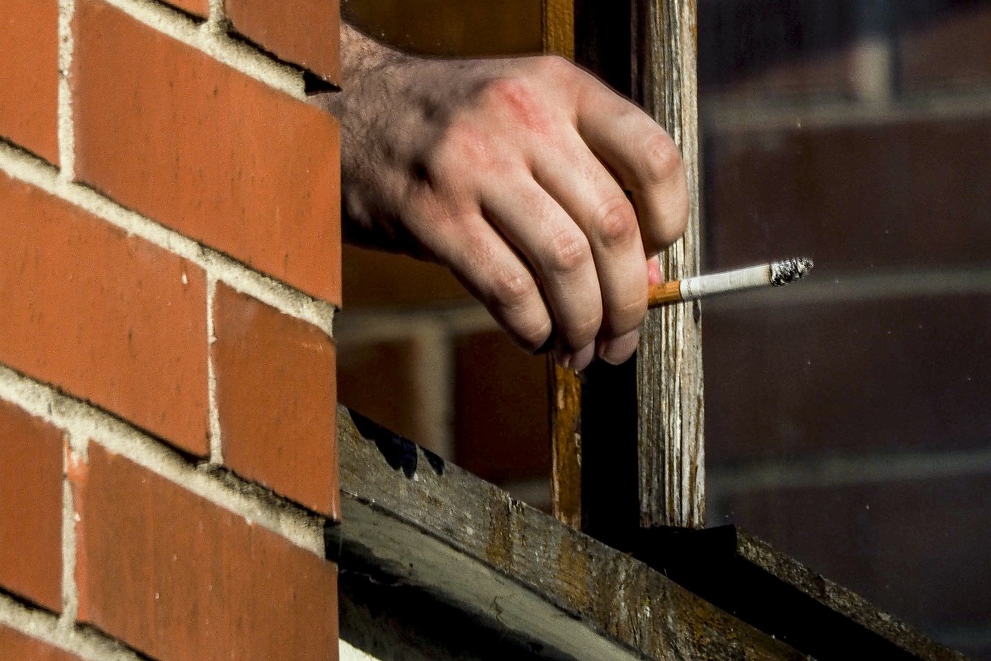 Įstatymą, draudžiantį rūkyti daugiabučių balkonuose ar kotedžų terasose, jei tam prieštarauja bent vienas namo gyventojas, Seimas priėmė dar pernai spalį.<br>Nuotr. iš lrytas.lt archyvo.