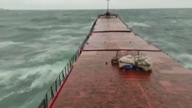 Užfiksuotas šokiruojantis jūros siausmas: laivą talžančios bangos padalino jį į dvi dalis