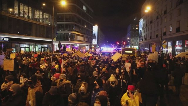Vaizdai iš Lenkijoje vykstančių protestų prieš abortų tvarkos griežtinimą: į gatves išėjo tūkstančiai žmonių