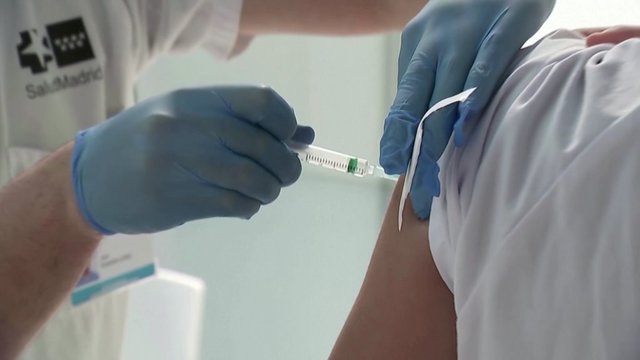 Karas dėl vakcinų: ES užsimojo riboti Europoje pagaminamų vakcinų eksportą