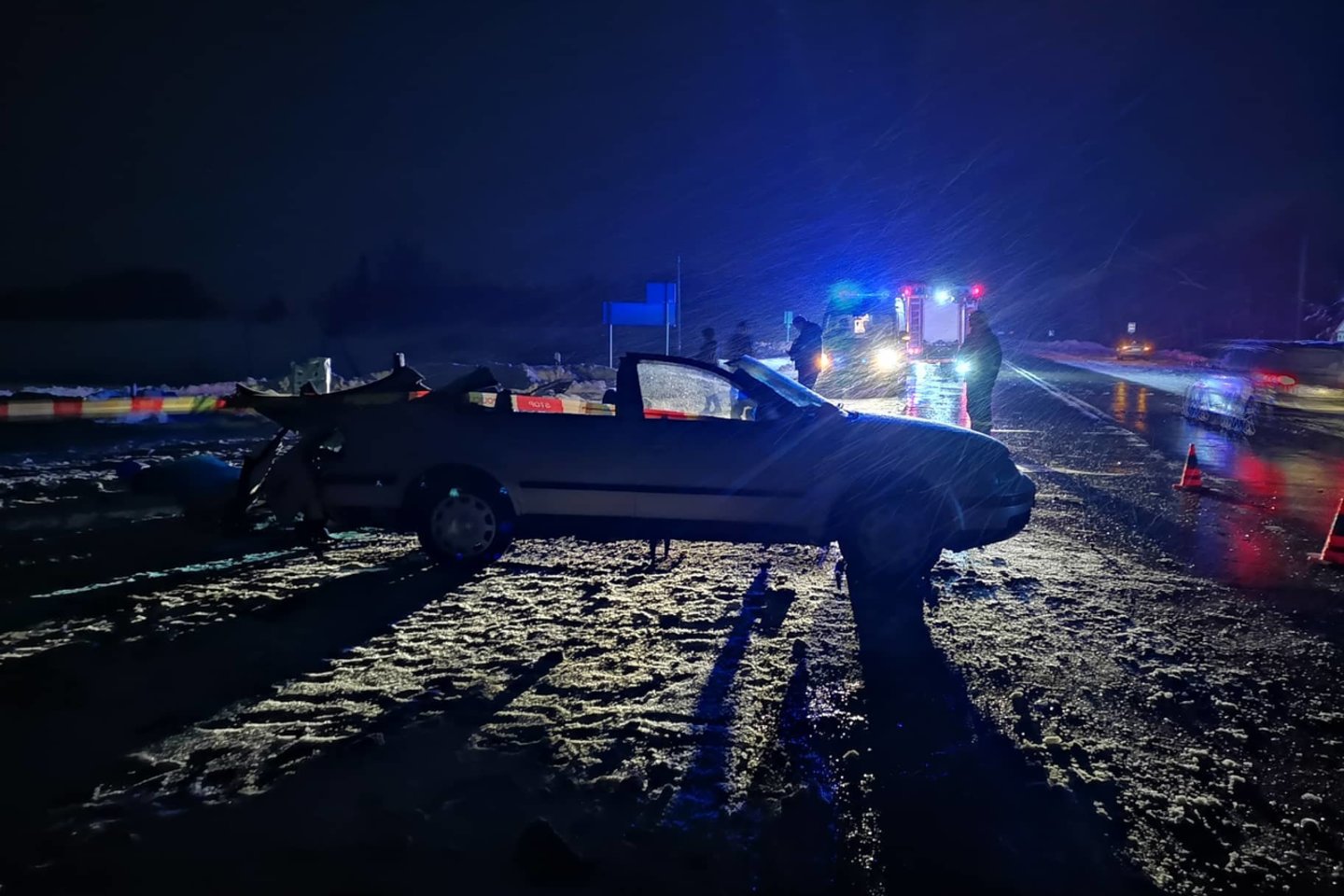 Susidūrus automobiliams Vilniaus r. žuvo jaunas vairuotojas, 17-metė keleivė sužalota.<br> A.Vaitkevičiaus nuotr.