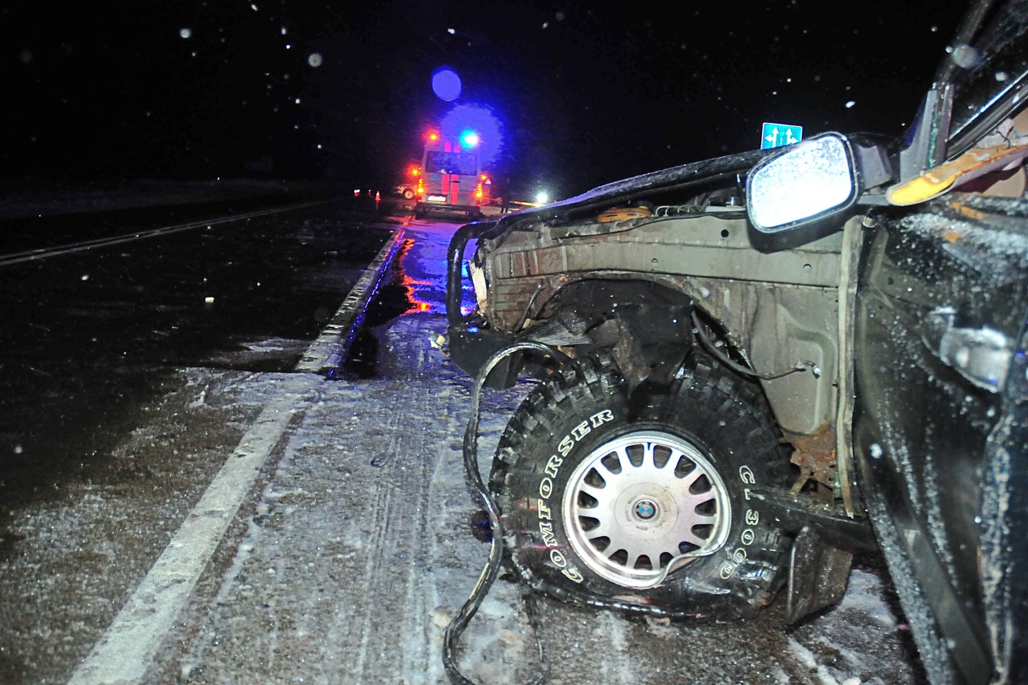 Susidūrus automobiliams Vilniaus r. žuvo jaunas vairuotojas, 17-metė keleivė sužalota.<br> A.Vaitkevičiaus nuotr.