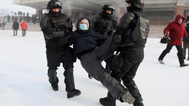Masiniai protestai Rusijoje: pareigūnai blokuoja kelius, sulaikoma vis daugiau protestuotojų