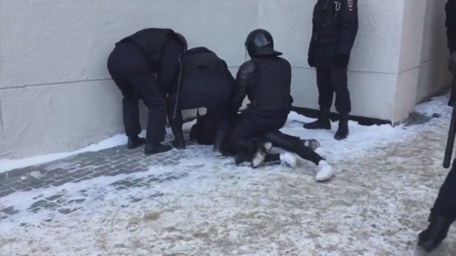Nufilmuotas Rusijos pareigūnų prie žemės prispausto protestuotojo šauksmas: „Negaliu kvėpuoti!“