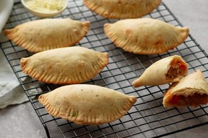 Pyragėliai su daržovėmis ir sūriu: puikiai tiks dienoms, kai nesinori mėsos