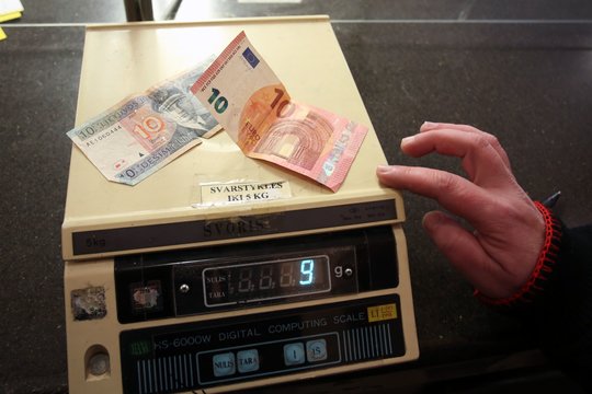 2002 m. litas susietas su euru kursu 3,4528 lito už eurą. Tai padaryta Lietuvos banko vasario 1 d. sprendimu dėl bazinės valiutos ir oficialaus lito kurso.<br>M.Patašiaus nuotr.