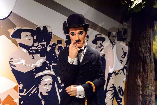 1914 m. įvyko režisieriaus Henry Lehrmano filmo „Uždirbant pragyvenimui“, kuriame pirmąjį savo vaidmenį kine sukūrė Charlie Chaplinas, premjera.<br>123rf
