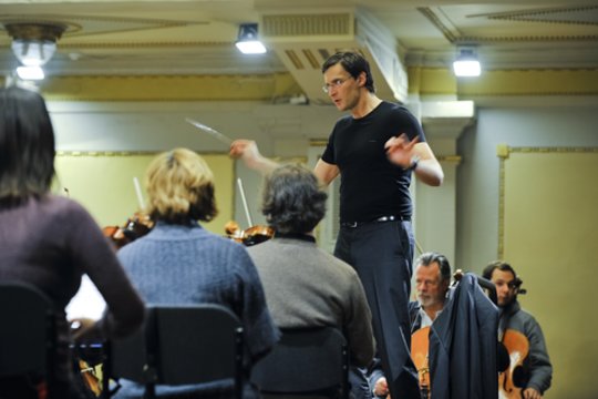 2005 m. įvyko pirmasis Kauno miesto simfoninio orkestro koncertas. Orkestras buvo įkurtas 2004 m. pabaigoje. 2006 m. jo vyriausiuoju dirigentu tapo Modestas Pitrėnas.<br>V.Ščiavinsko nuotr.