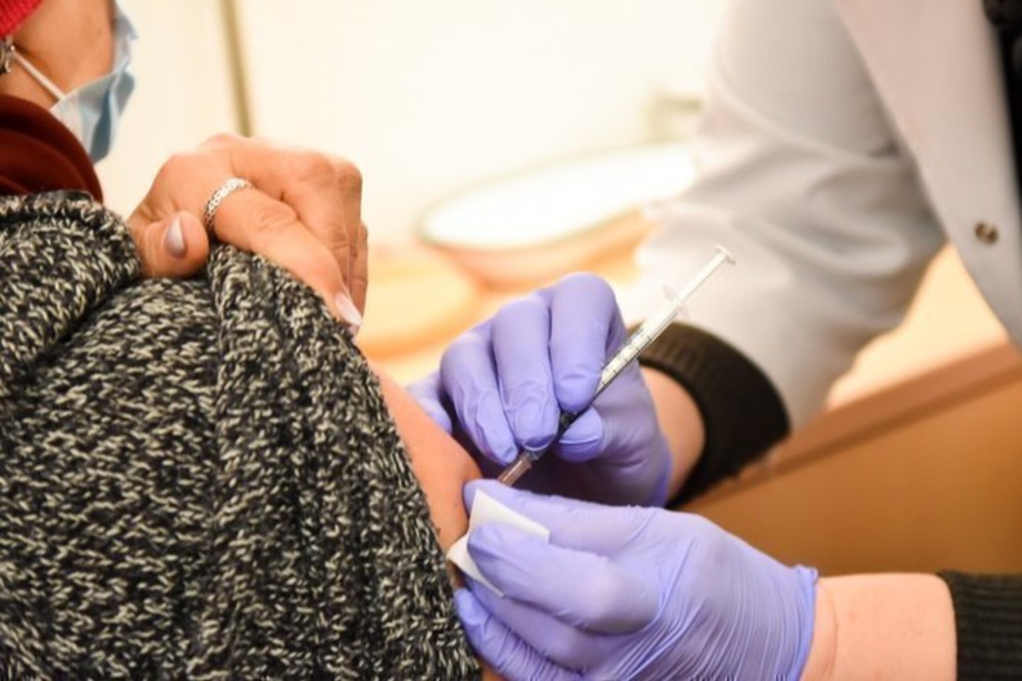 Didžiosios Britanijos vyriausybė pasinaudojo galimybe užsisakyti dar 40 mln. vakcinos nuo COVID-19.