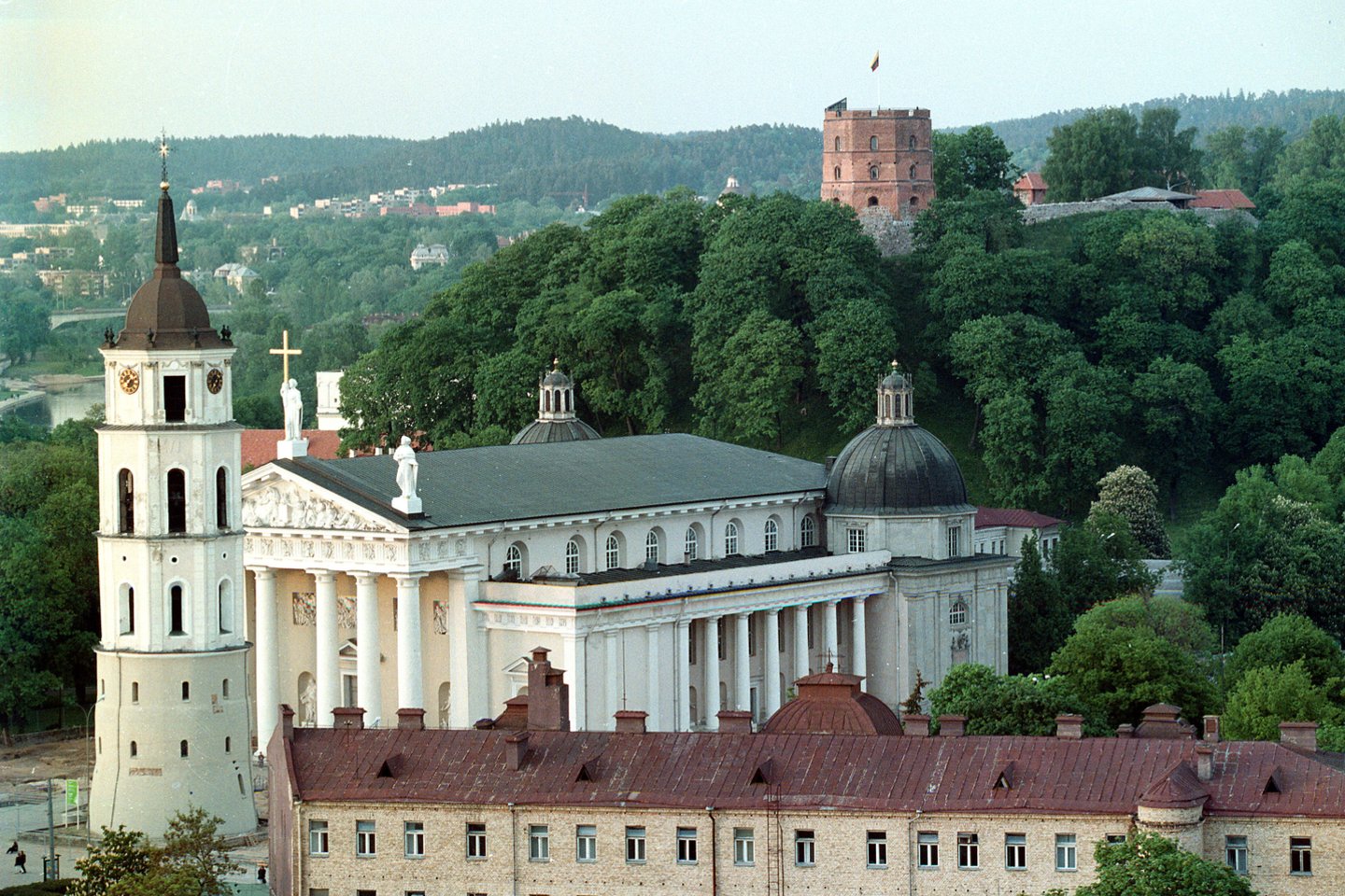 1989 m. apie 20 tūkst. žmonių dalyvavo Vilniaus arkikatedros atšventinimo iškilmėse. 1949 m. sovietų valdžia šventovę uždarė, 1956 m. joje įrengė Paveikslų galeriją. 1988 m. po Sąjūdžio suvažiavimo katedra buvo grąžinta tikintiesiems.<br>P.Lileikio nuotr.
