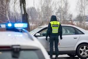 Per karantiną gatvėse sumažėjo automobilių, bet netrūksta pažeidėjų: greiti, neblaivūs ir netvarkingomis mašinomis