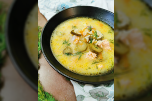 Raugintų agurkų ir lašišos sriuba: tokia skani, kad norisi valgyti kasdien