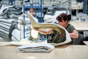 Įdarbinęs užsieniečius lietuviškų čiužinių gamintojas pateko į keistą patikrinimą: įmonėje apsilankė nekviesti svečiai