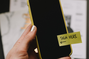 „Luminor“ bankas įspėja – sukčiai ragina patvirtinti mokėjimo operacijas, kurių nebuvo