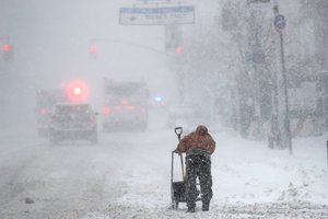 JAV Rytų pakrantę užgriuvo didelė žiemos audra: atšaukė tūkstančius skrydžių, gali prisnigti iki 60 cm