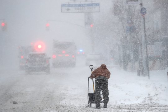 JAV Rytų pakrantę užgriuvo didelė žiemos audra: atšaukė tūkstančius skrydžių, gali prisnigti iki 60 cm