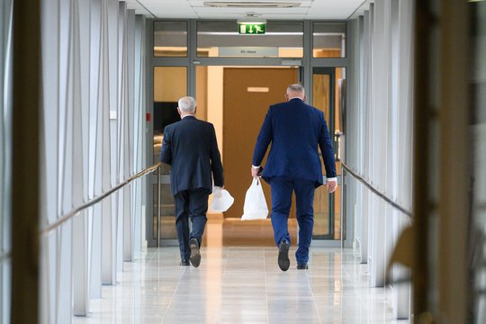 Skandalai dėl Seime net nepasirodžiusių padėjėjų nestabdo parlamentarų – visų jų uždarbis didės