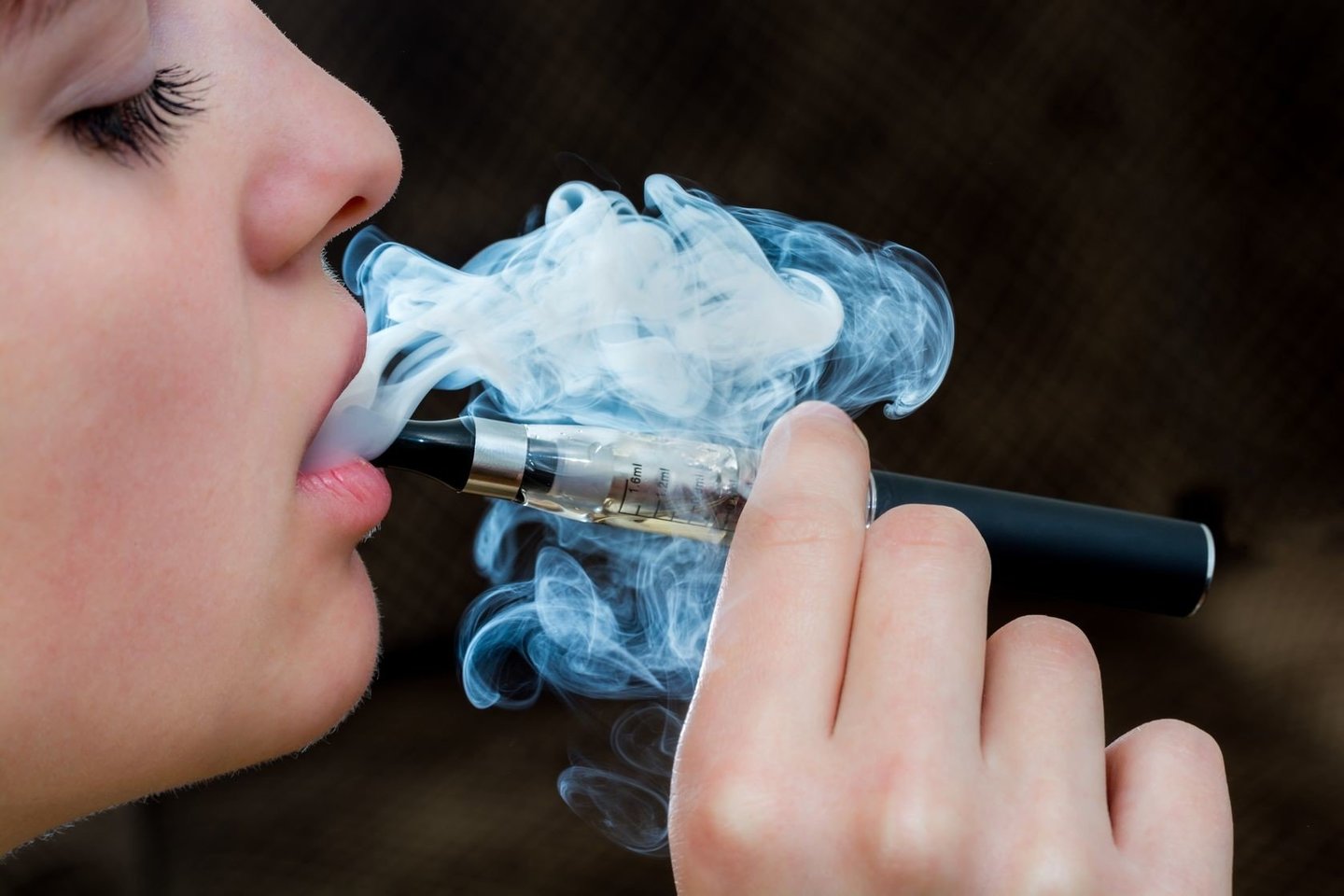 Nors ir elektroninės cigaretės laikomos mažiau žalingomis, nei įprastos, jų rūkymas irgi gali būti rizikingas.<br>123rf.com nuotr.
