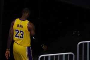 NBA naktis: žiūrovų sugrįžimas Atlantoje ir piktos replikos L. Jamesui