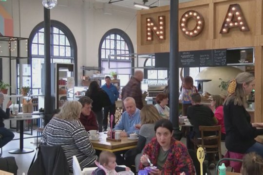 Meno sala panaikino COVID-19 apribojimus: gyventojai plūdo į kavines ir barus