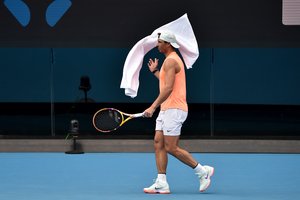 Nerimas dėl R. Nadalio: nugaros skausmą pajutusi antroji pasaulio raketė atsisakė žaisti