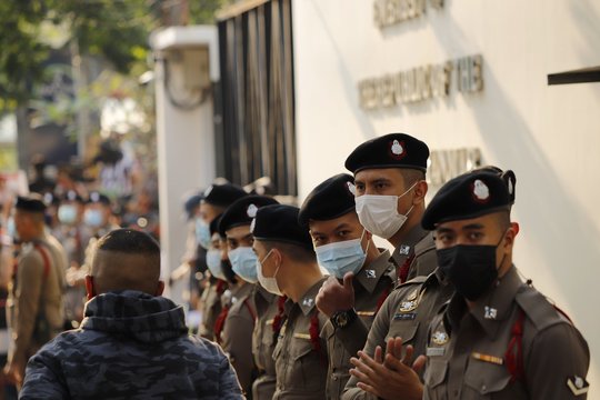 Pasaulis pasmerkė Mianmaro perversmą: šalyje blokuojamas internetas, televizija ir oro uostai