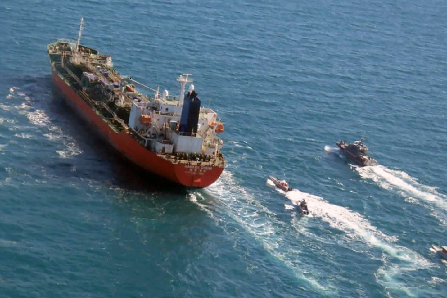 Irano revoliucinė gvardija paskelbė sausio 4-ąją Persijosįlankoje „dėl kartotinių jūrų aplinkos apsaugos įstatymųpažeidimų“ sulaikiusi su Pietų Korėjos vėliava plaukiojusįlaivą „Hankuk Chemi“, gabenusį 7 200 tonų „naftos chemijosproduktų“, ir 20 jo įgulos narių.<br>AP/Scanpix nuotr.