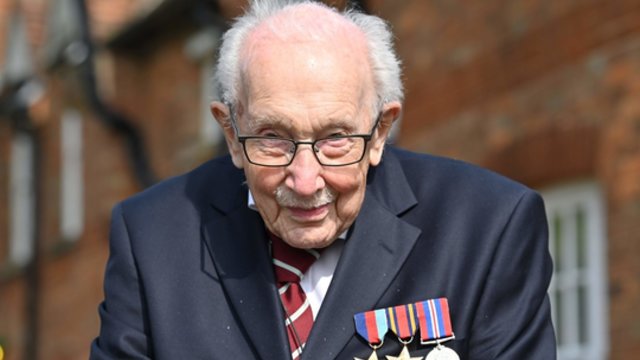 Mirė 100-metis britų Antrojo pasaulinio karo veteranas ir pandemijos herojus T. Moore'as