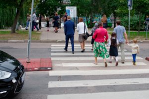 Priminė svarbiausias taisykles ir pareigas pėstiesiems: tai gali išgelbėti ir gyvybę