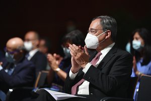 Italija žlugus deryboms dėl vyriausybės kviečiasi euro zonos gelbėtoją M. Draghi