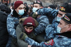 Armėnijos sostinėje sulaikomi premjero atsistatydinimo reikalaujantys protestuotojai