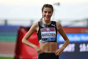 19-metės ukrainietės įspūdingas šuolis – per kelis centimetrus nuo pasaulio rekordo