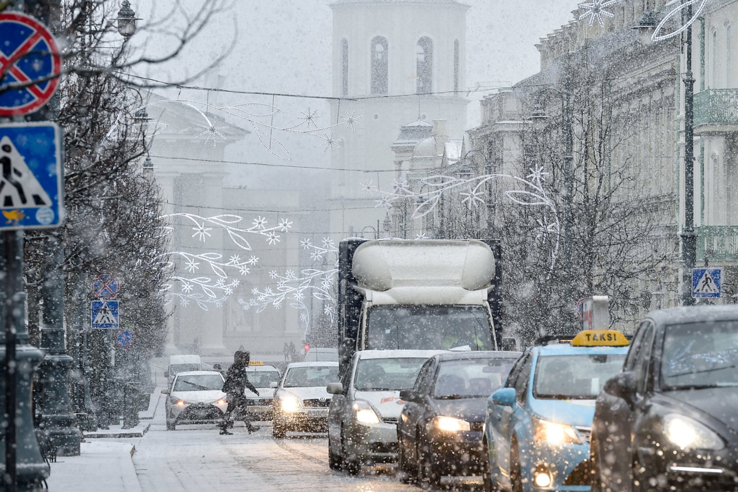Pietų Lietuvoje eismo sąlygos ketvirtadienio rytą išlieka sudėtingos dėl buvusio ar tebesitęsiančio snygio, įspėja kelininkai.<br>V.Ščiavinsko nuotr.