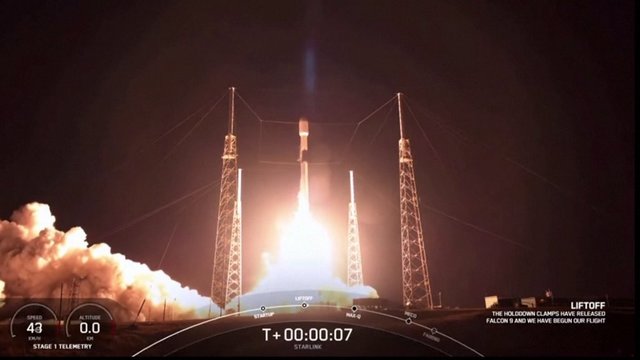 Didžiausia operatorė „SpaceX“ paleido raketą su dar 60 interneto ryšio palydovų
