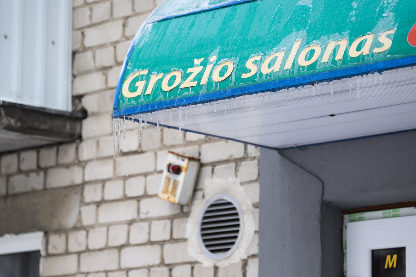 Finansų analitikas Marius Dubnikovas sako, kad laiko nebeturime – smulkieji verslai „degina“ ne tik savo santaupas, apyvartines lėšas, bet ir skolintus pinigus. <br>V.Skaraičio nuotr.