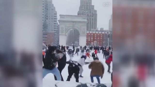 Socialiniai tinklai ūžia: Niujorke kilo masinis sniego karas – įsitraukė dešimtys žmonių
