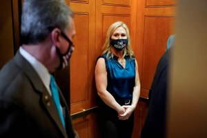 JAV Atstovų Rūmai balsuos dėl „QAnon“ šalininkės pašalinimo iš dviejų komitetų