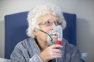 Ilinojaus valstijos ligoninėje – gražus darbuotojų gestas: koronavirusu sergančiai porelei surengė pasimatymą