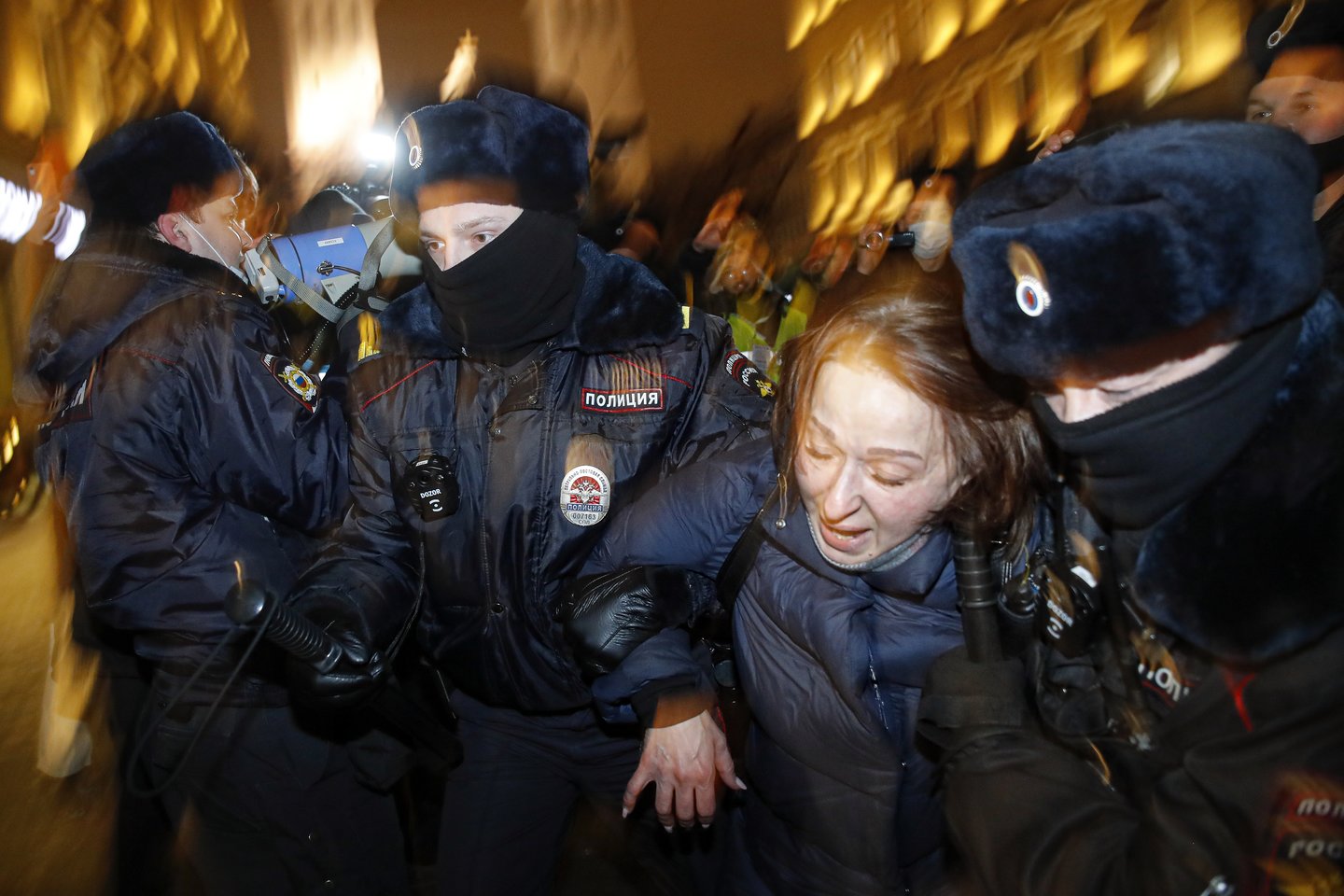 ​Kremliaus atstovas Dmitrijus Peskovas pareiškė nesutinkąs, kad masiniai sulaikymai per neteisėtus mitingus gali būti vadinami represijomis.<br>AP/Scanpix nuotr.