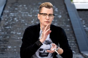 Garsus plaukų stilistas K. Murauskas: „Būtinybė susidėti krūtis ir nusidažyti plaukus nesiskiria“