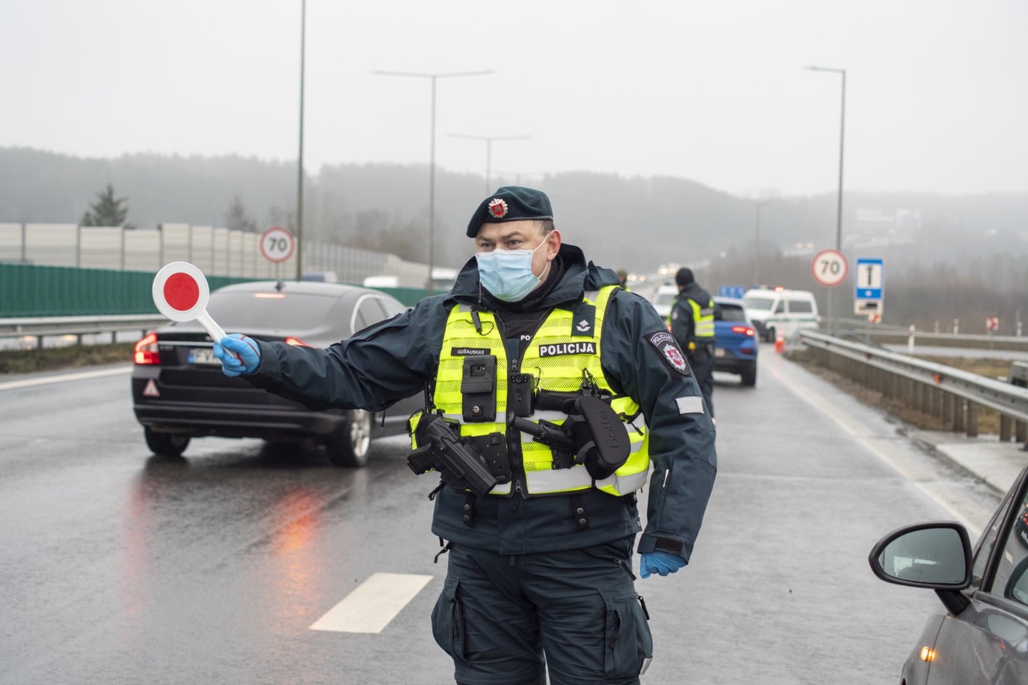 Kauno apskrities vyriausiojo policijos komisariato Kelių policijos valdybos pareigūnai, žvelgdami į eismo saugumo situaciją 2020 m., pastebi pozityvių tendencijų.<br>V.Ščiavinsko nuotr.