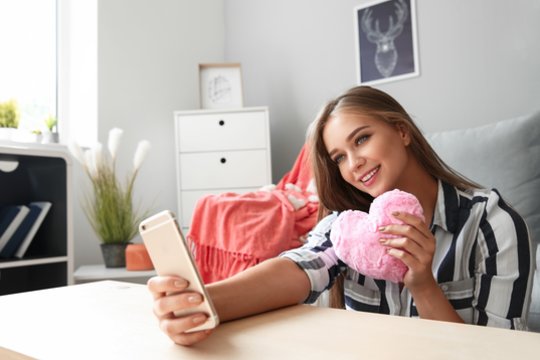 Kaip poros santykių taisykles keičia bendravimas per atstumą?