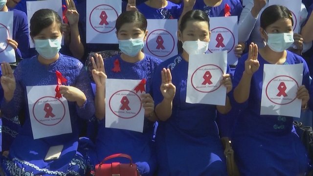 Sukilo Mianmaro dėstytojai: prisijungė prie sparčiai plintančios pilietinio nepaklusnumo kampanijos