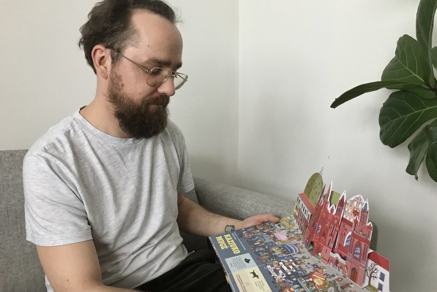 Dirbdamas kasdien nuo ryto iki vakaro S.Kvintas knygą su trimatėmis iliustracijomis sukūrė per du mėnesius.<br>D.Kvintienės nuotr.