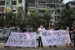 Mianmaro kariškiams tęsiant pareigūnų areštus, protestuoja studentai ir dėstytojai