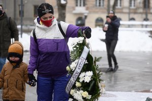 Prie Vyriausybės – ribojimų neapsikentusių grožio specialistų protestas: degė laidotuvių žvakes, dėjo vainikus