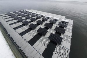 Saulės elektrinė nuskendo – Kruonyje ant vandens nebeplūduriuos  