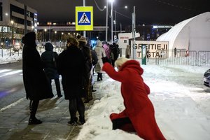 Išsitirti dėl COVID-19 atvežti pedagogai prie punkto tamsoje, šaltyje pralaukė ir po dvi valandas