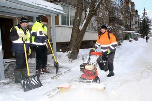 Kiemus nuo sniego vaduojančiuosius gelbsti tik išmonė – jaunų žmonių šis darbas nevilioja